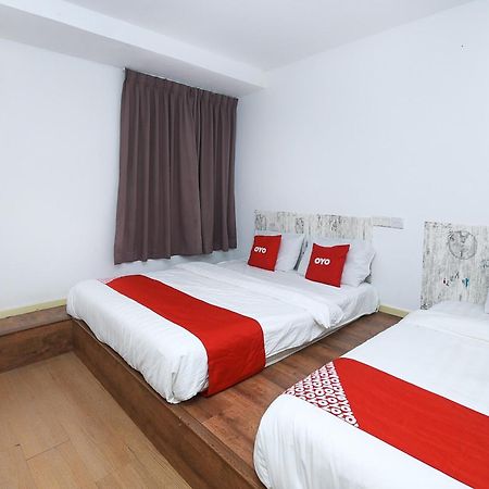 Oyo 90820 River Inn Мири Екстериор снимка