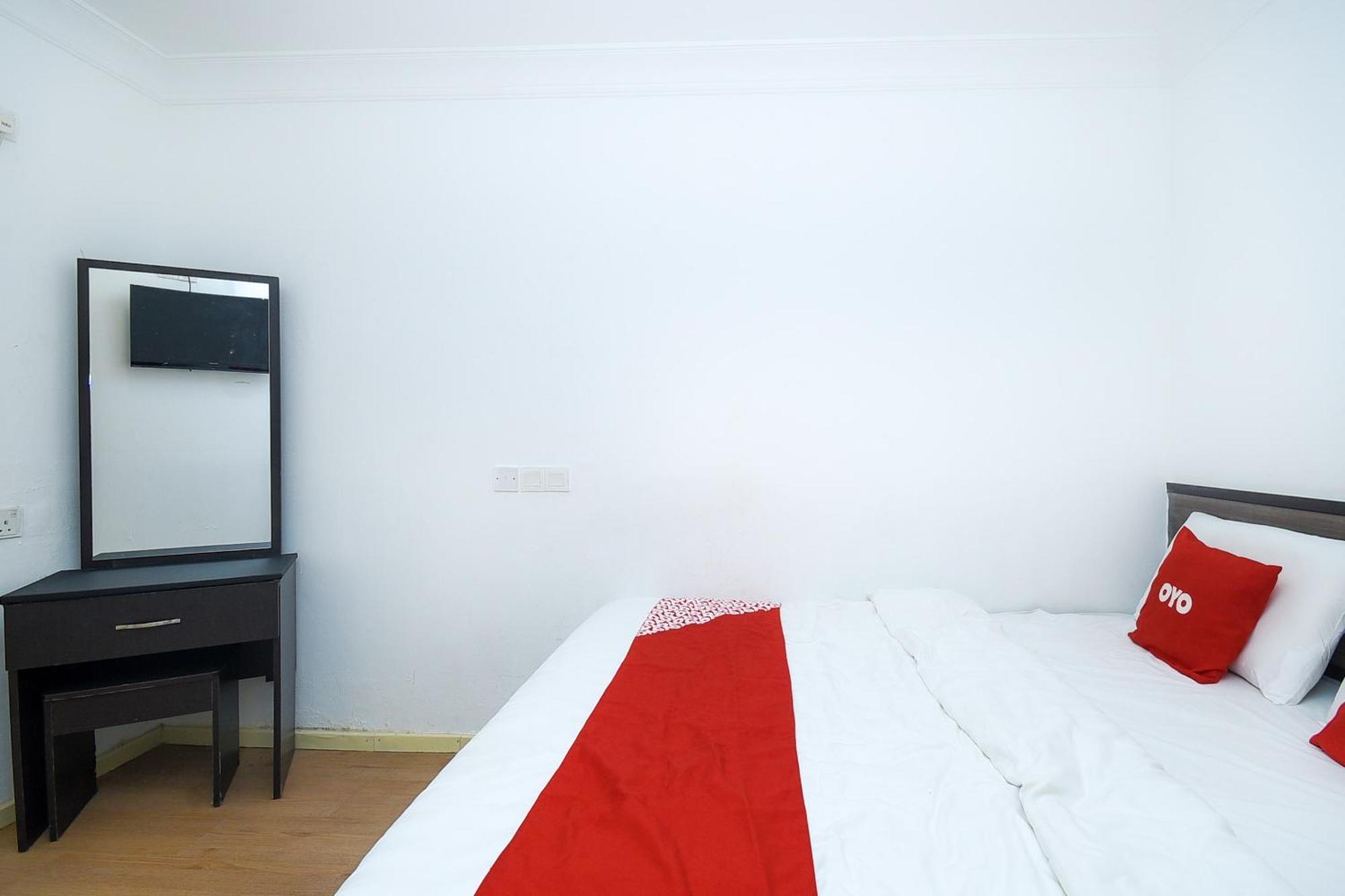 Oyo 90820 River Inn Мири Екстериор снимка