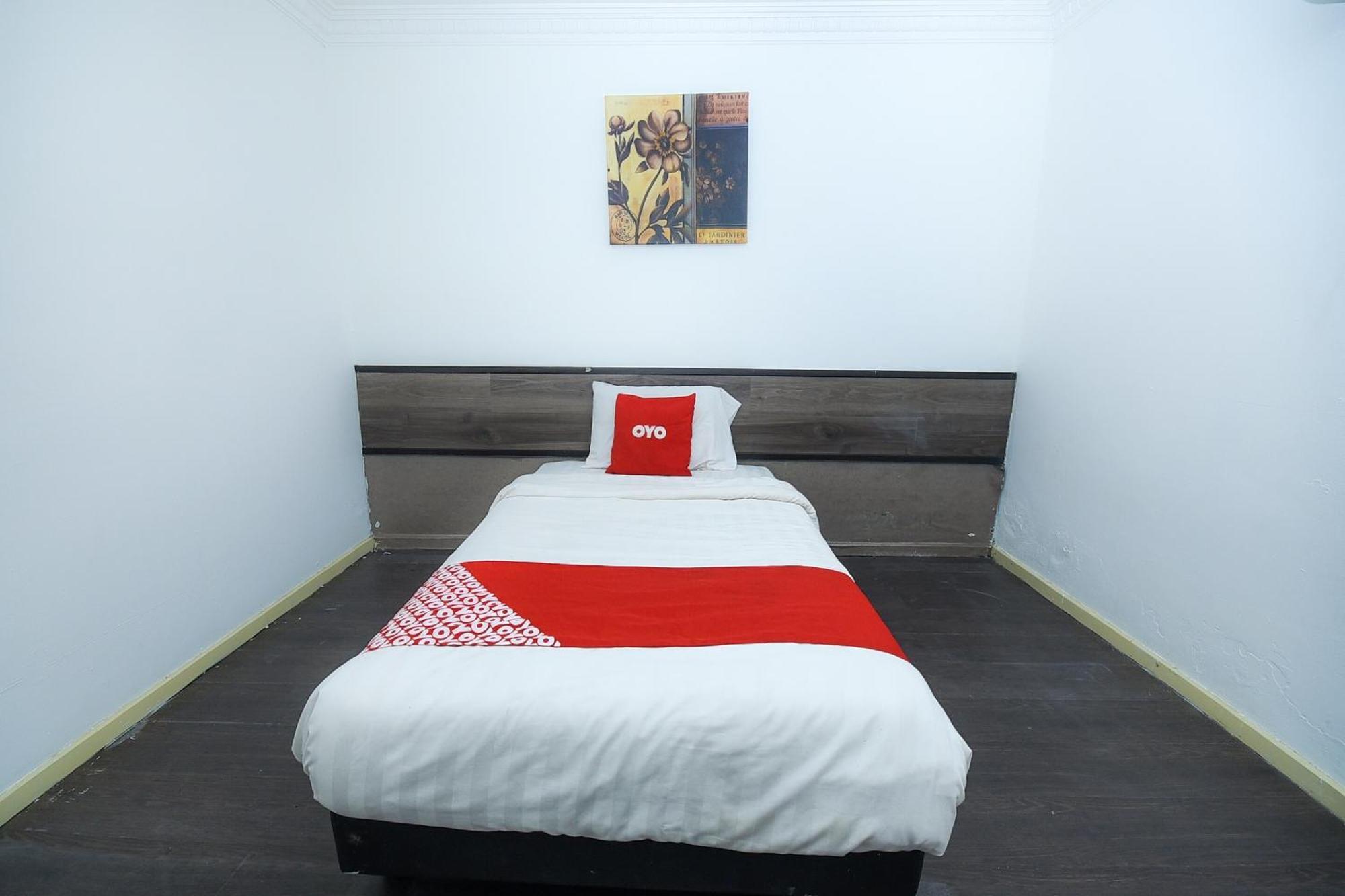 Oyo 90820 River Inn Мири Екстериор снимка