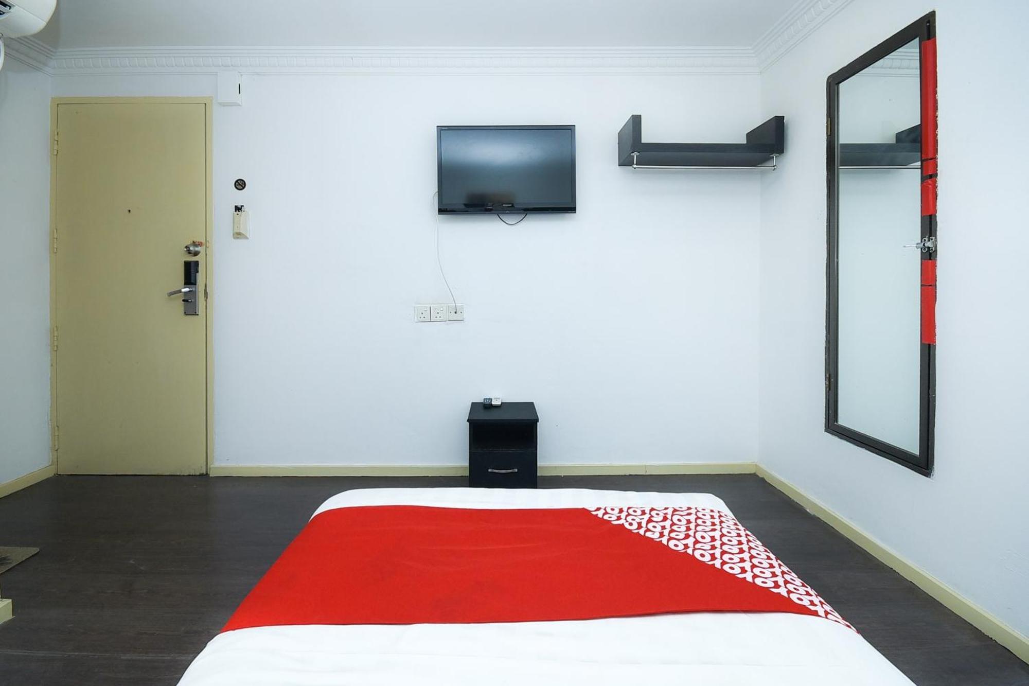 Oyo 90820 River Inn Мири Екстериор снимка