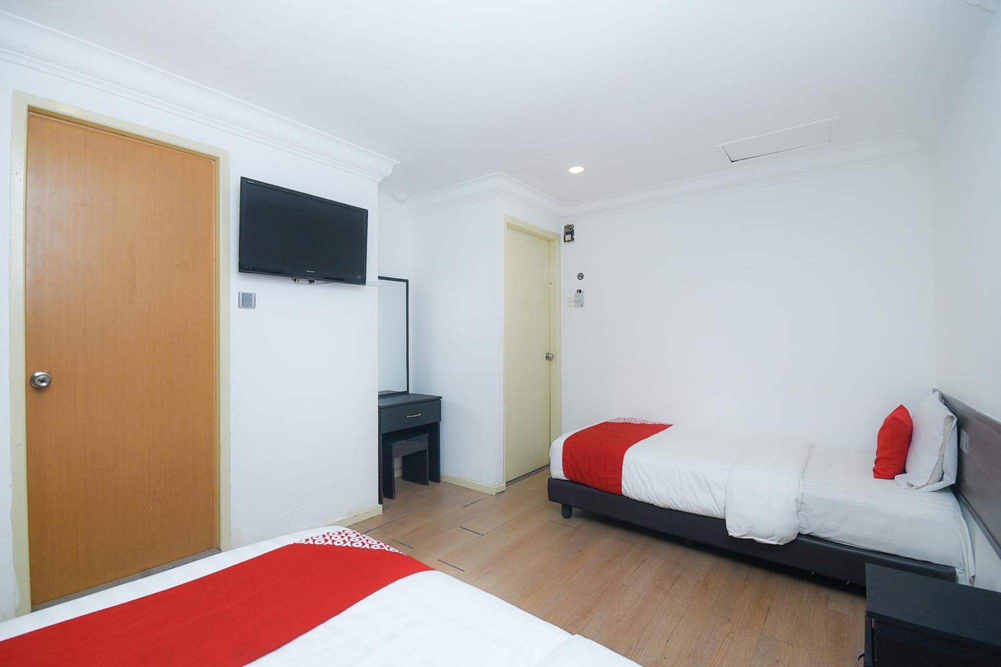 Oyo 90820 River Inn Мири Екстериор снимка