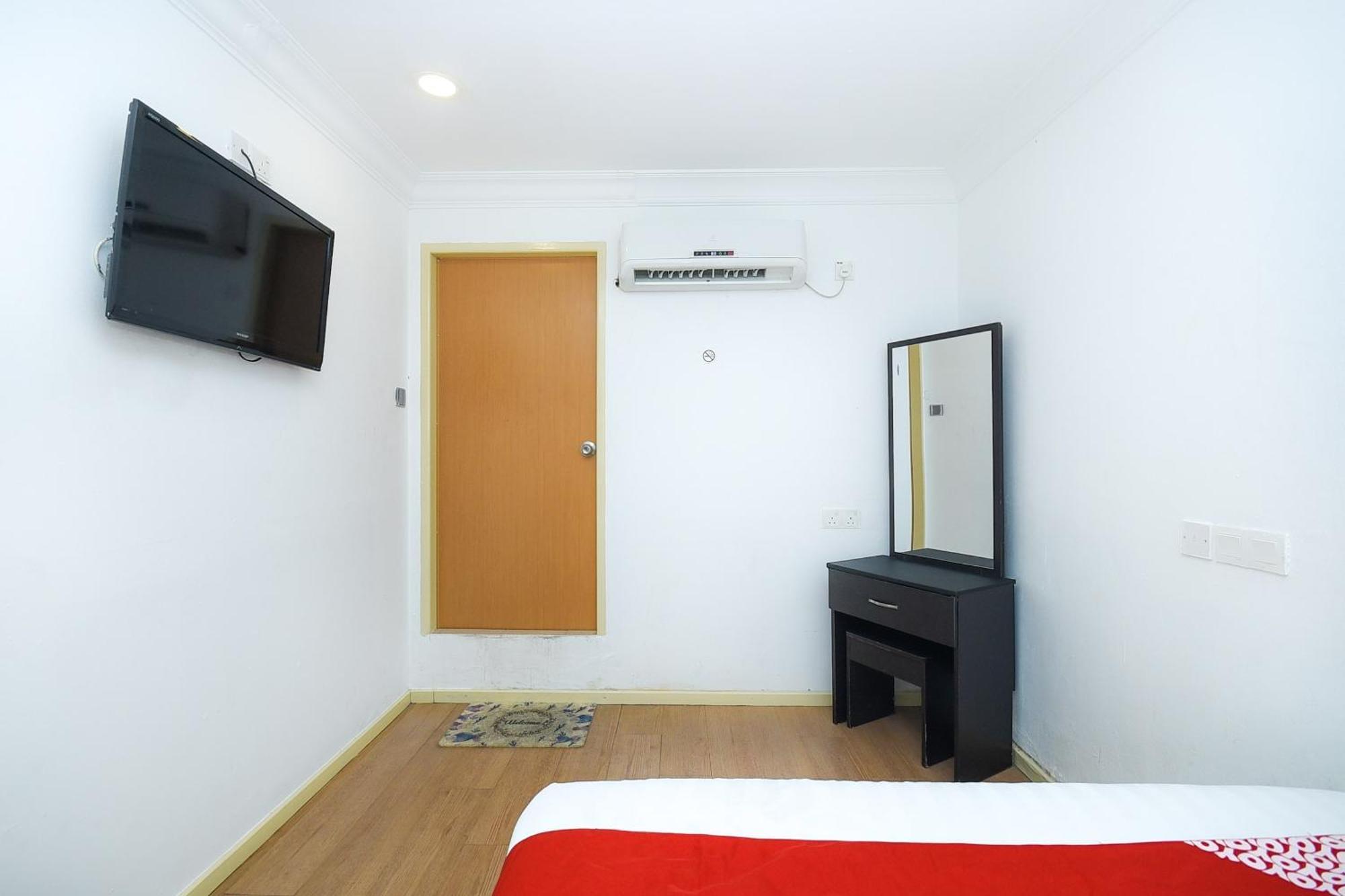 Oyo 90820 River Inn Мири Екстериор снимка