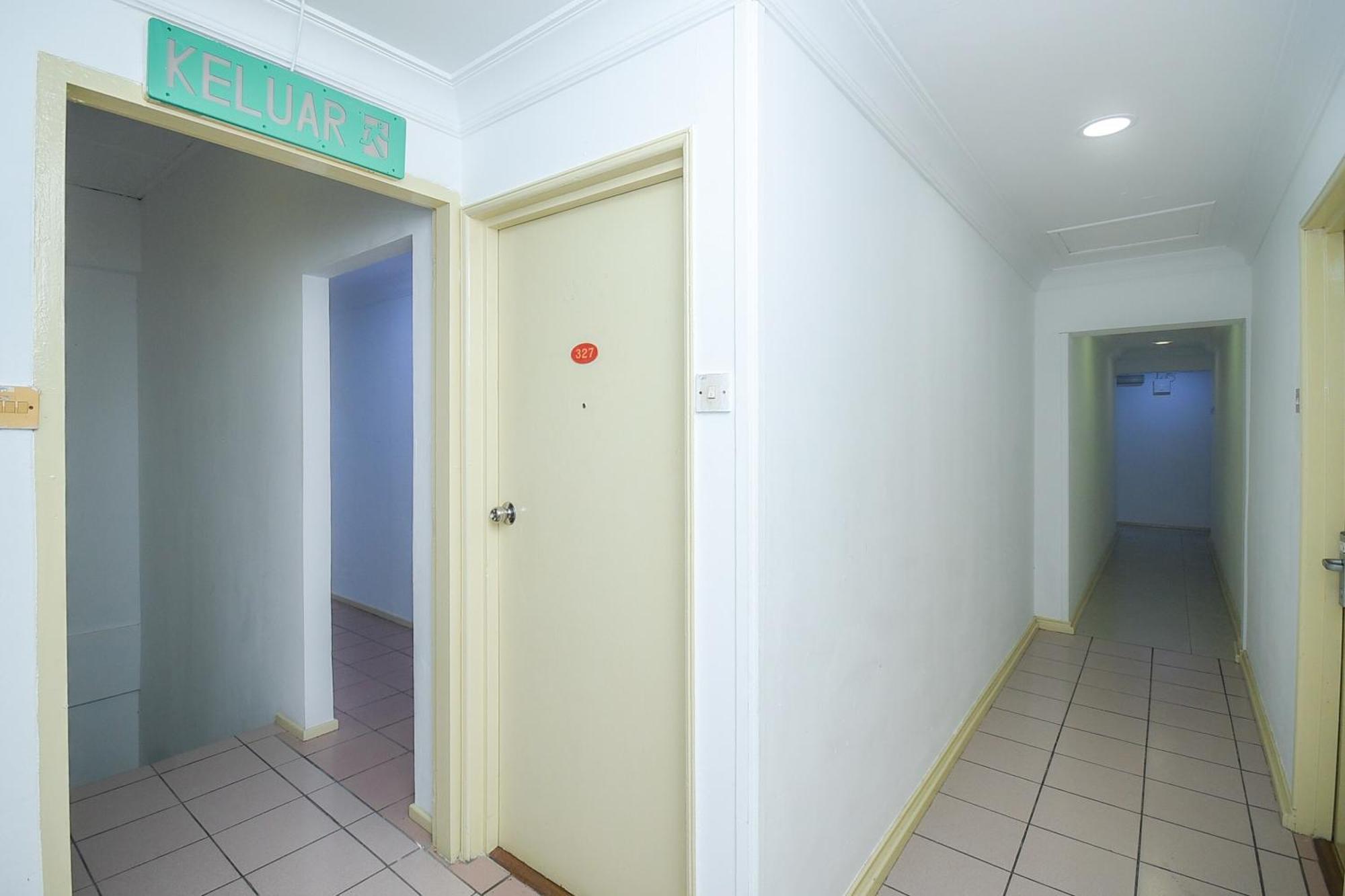 Oyo 90820 River Inn Мири Екстериор снимка