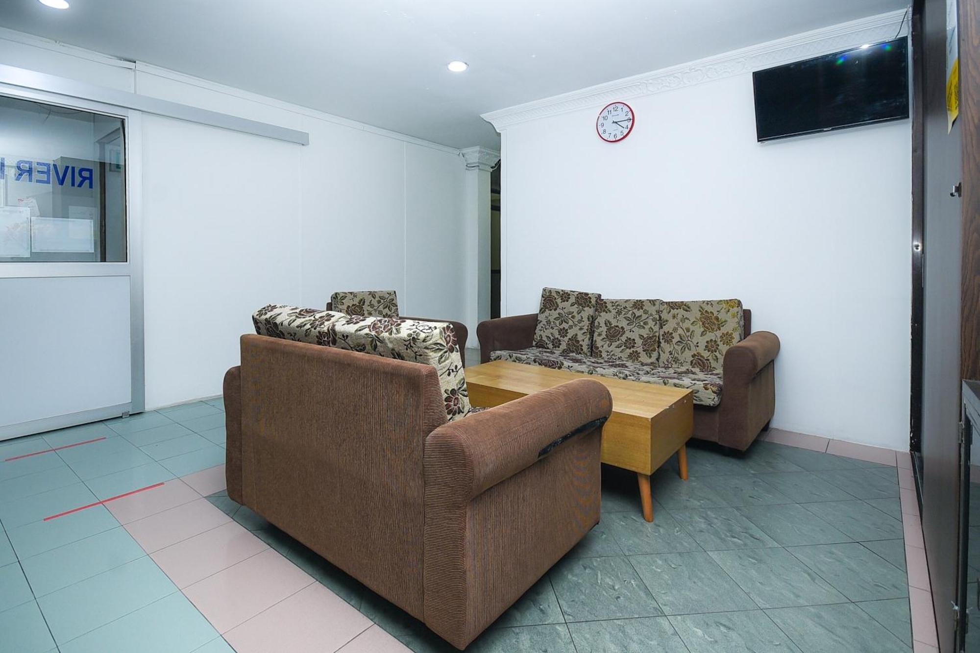 Oyo 90820 River Inn Мири Екстериор снимка