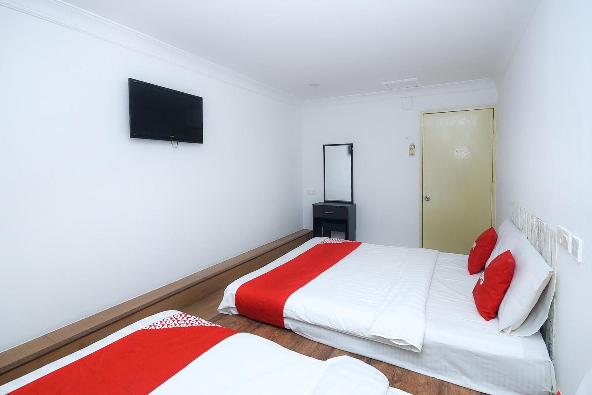Oyo 90820 River Inn Мири Екстериор снимка